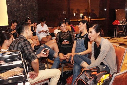 Có những cô gái ngồi tán gẫu chờ đến lượt mình.