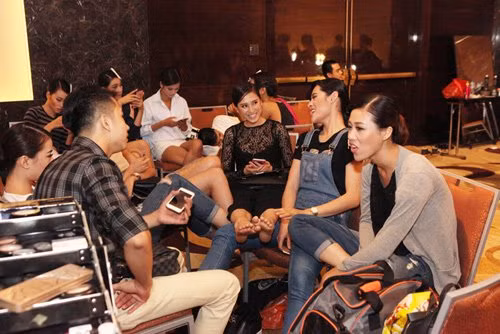 Có những cô gái ngồi tán gẫu chờ đến lượt mình.