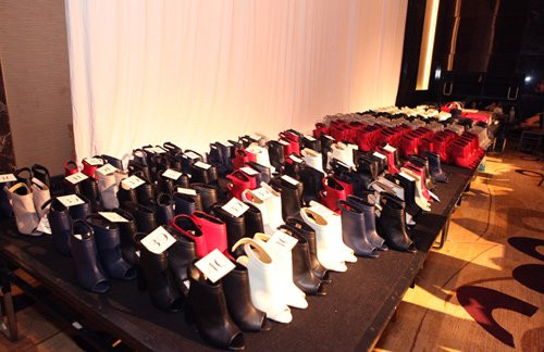 Giày của người mẫu được xếp gọn gàng trên các giá.