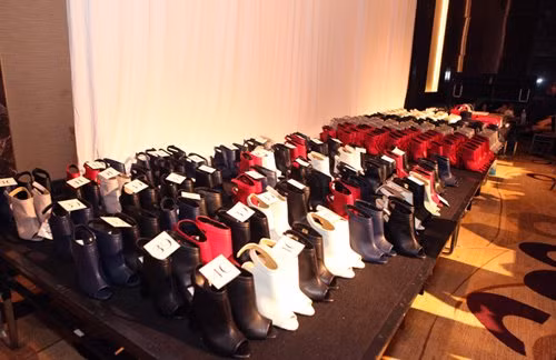 Giày của người mẫu được xếp gọn gàng trên các giá.