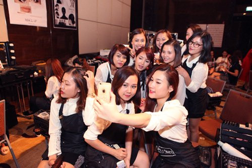 Show diễn thành công còn nhờ vào sự nỗ lực của ê kip trang điểm, làm tóc.