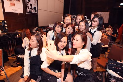 Show diễn thành công còn nhờ vào sự nỗ lực của ê kip trang điểm, làm tóc.