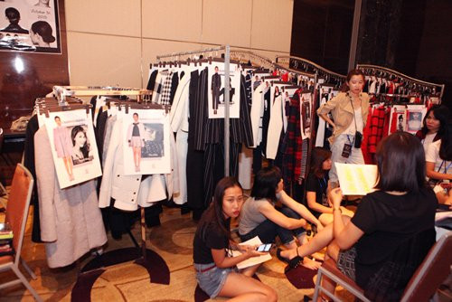 Các giá treo trang phục phía sau cánh gà.