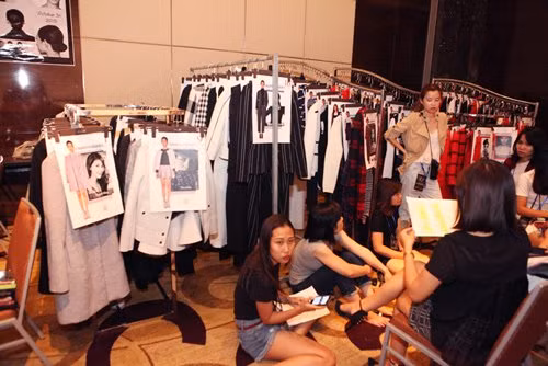 Các giá treo trang phục phía sau cánh gà.