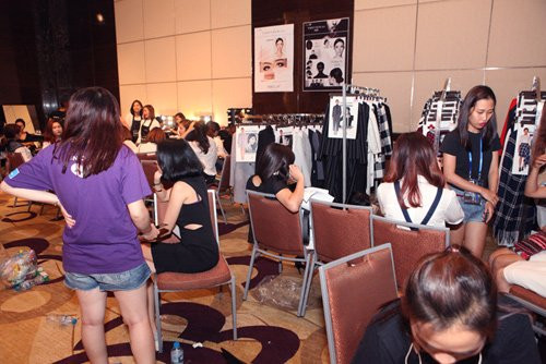 Cảnh tượng phía sau cánh gà của buổi biểu diễn. 