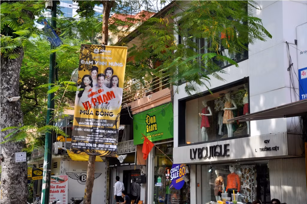 Được biết, theo quy định, một chương trình nghệ thuật được cấp phép chỉ được treo không quá 20 băng rôn. Tuy nhiên, con số mà các đơn vị tổ chức lại lớn hơn nhiều lần khiến các đơn vị quản lý văn hóa Thủ đô tháo dỡ, cắt bỏ không xuể.