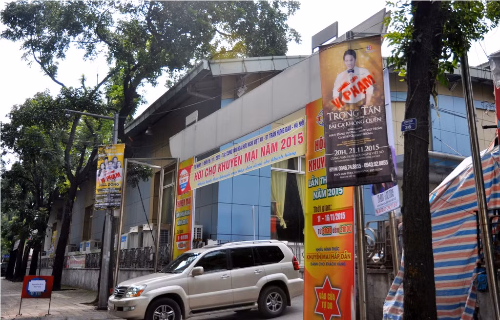 Tuy nhiên, ngay phía cổng sau của Cung văn hóa LĐHN Việt Xô cũng xuất hiện các băng rôn quảng cáo chương trình sai quy định bị đánh dấu vi phạm.