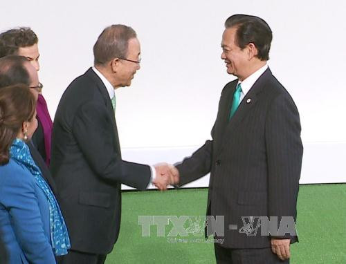 Tổng Thư ký Liên hợp quốc Ban Ki Moon đón Thủ tướng Nguyễn Tấn Dũng.