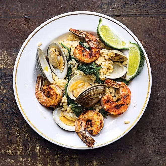 Cơm risotto ngao với tôm nướng. Cơm nấu bằng nước ngao, ăn kèm ngao hấp thơm ngon.