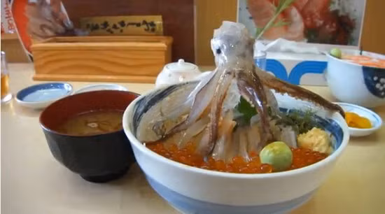 Mì mực sống: Đây là món mỳ gạo mực nhảy múa thường có trong các nhà hàng sang trọng ở Nhật Bản. Ấn tượng của món ăn khó nuốt này là phần xúc tu của con mực ống sống được để nguyên trên bát mỳ cùng với đầu mực được thái lát mỏng. Khi chúng ta đổ nước tương vào xúc tu của con mực sống đặt trong bát, những xúc tu này ngay lập tức sẽ "nhảy múa". Sau khi xem xong màn trình diễn của mực ống trên tô mỳ, khách hàng có thể trực tiếp ăn hoặc nhờ đầu bếp sơ chế qua. 