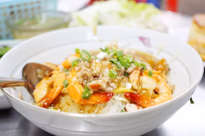 Hủ tiếu càng cua tại Sài Gòn nức danh nhất là quán trên đường Tôn Thất Thiệp (chùa Chà Và), quận 1. Bạn có thể chọn hủ tiếu cua khô hay nước. Mỗi loại có vị ngon khác nhau, song nước sốt trộn của hủ tiếu khô sẽ khiến bạn muốn ăn thêm tô nữa. Ảnh: An Huỳnh.