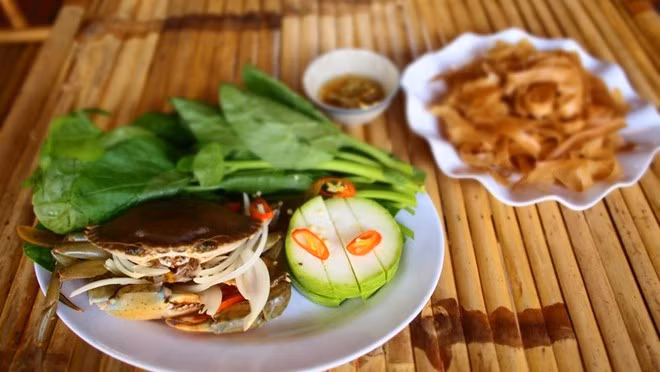 Lẩu cua biển trứ danh nhất thuộc về Khôi Cua. Tuy nhiên, nếu túi tiền không cho phép, bạn có thể thưởng thức món ăn này tại các quán khác với mức giá từ 150.000-250.0000 đồng. Ảnh: An Huỳnh.