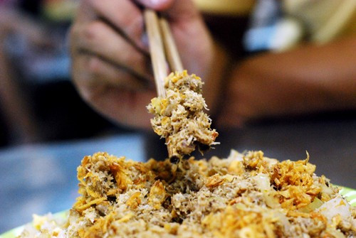 Cơm chiên thịt cua gồm cơm, thịt cua và trứng. Món ăn này có độ săn chắc của cơm, tươi ngọt của thịt cua và màu vàng ấn tượng của trứng, gạch cua. Ảnh: Hoàng Nhi.