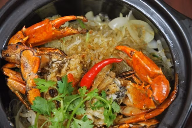 Miến cua thơm nồng, nóng thích hợp cho những ngày mát trời hay chiều mưa. Để miến cua ngon, đầu bếp thường tách lấy gạch cua xào với miến trước, sau đó, mới xếp chung các phần vào tô hay thố khi dọn cho khách. Ảnh: Bepgiadinh.