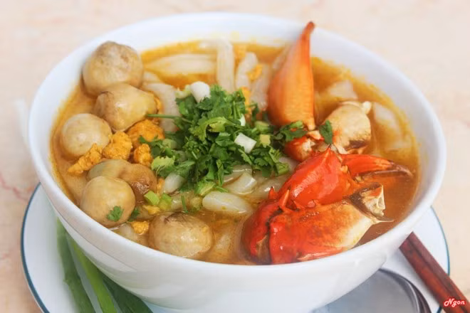 Bánh canh cua có hai cách chế biến,một là để nguyên phần con cua, hai là tách phần thịt, trộn lẫn vào nước dùng. Dù chọn phương án nào, món ăn này đều hút thực khách với phần nước dùng kết hợp giữa gạch cua và nước xương hầm béo đậm. Ảnh: Đặng Thành.
