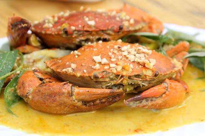 Cà ri cua có vị béo của nước cốt dừa, cay thơm của cà ri, tươi ngon của cua. Đừng quên gọi bánh mì để tận hưởng hết vị ngon của món ăn. Ảnh: An Huỳnh.