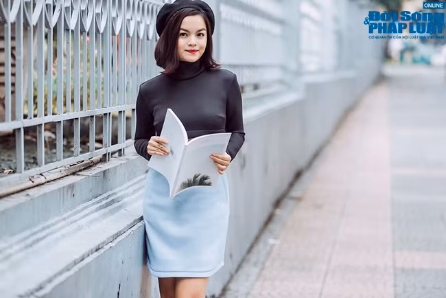 Sang ngày thứ 3, Phạm Quỳnh Anh trẻ trung xuống phố với áo crop top cổ lọ kết hợp cùng váy màu pastel và nón bánh tiêu tinh nghịch. 