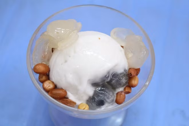 Kem nhãn đường Trương Hán Siêu có tuổi thọ 30 năm lẻ đây là một trong những món ăn vặt ngon quanh chợ Đa Kao. Hiện nay, cả trái nhãn được cho luôn vào kem mang đến trải nghiệm mới. Quán bán từ 15h hàng ngày. Giá 10.000 đồng một ly kem.