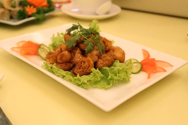 Nhà hàng chay Hoa Đăng đường Huỳnh Khương Ninh từng được Vegansarecool bình chọn là Nhà hàng thuần chay xuất sắc nhất thế giới của năm 2014. Các món chay tại đây đều được trồng và chế biến theo phương pháp organic. Giá các món tương đối cao. Bạn có thể dùng buffet vào mùng 1 và ngày rằm để thưởng thức được nhiều món hơn.