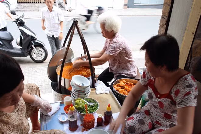 Bánh canh 60 phút đường Nguyễn Phi Khanh, chỉ bán từ 15-16h hàng ngày song bạn phải xếp hàng mới săn được chỗ hay buộc phải mua về. 