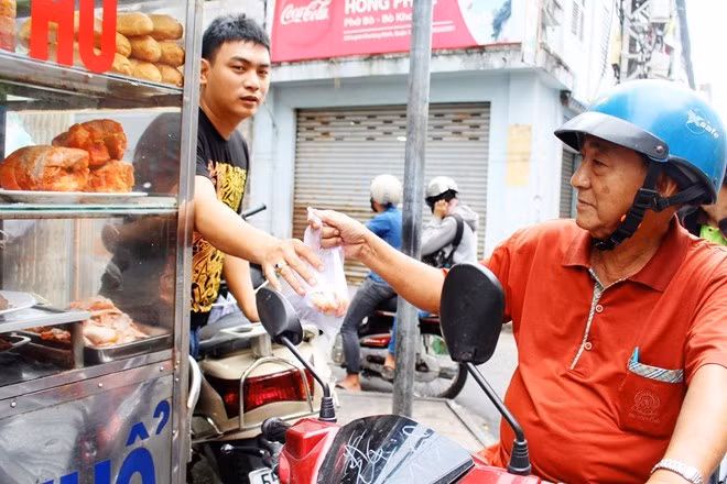 Bánh mì Bảy Hổ đường Huỳnh Khương Ninh có hơn 80 năm phục vụ thực khách. Ổ bánh nhỏ xinh với thịt luộc, ba tê, nước chan bánh mì home made.