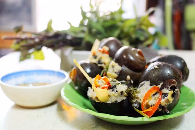 Ốc bươu nhồi thịt đường Nguyễn Văn Giai có hơn 20 năm. Quán chỉ bán một món ăn vặt này, song tính luôn bán sỉ, mỗi ngày tiêu thụ không dưới 100 kg. Quán bán lẻ từ 16h hàng ngày. Giá 8.000 đồng một con. 