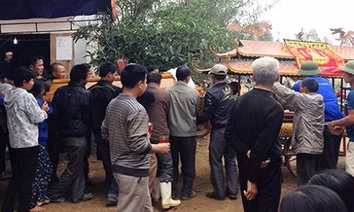 Bo sat hai con 2 tuoi roi de lai thu tuyet menh