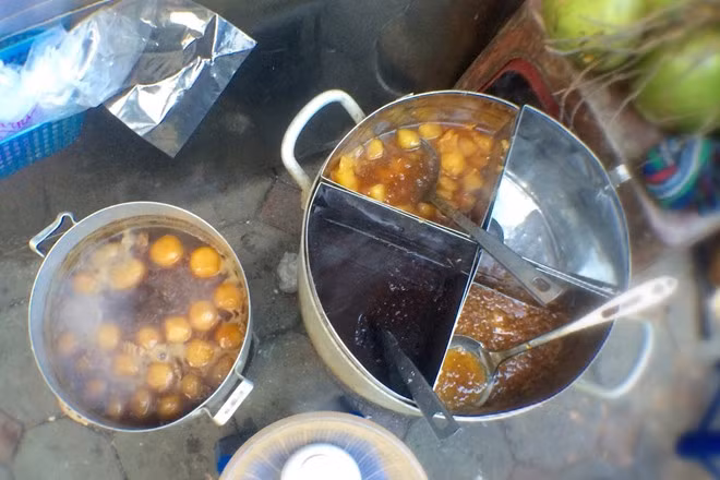 Mùa này, bánh trôi tàu, chè đỗ đen, chè sắn... bắt đầu níu bước thực khách. Những món chè muốn nóng hổi phải luôn đặt trên bếp liu riu lửa, đủ khiến mùi thơm của gừng, đường, đỗ đen... cứ ngào ngạt cả một góc chợ.