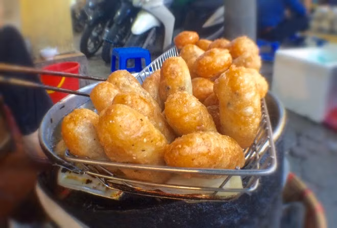 Bánh rán mặn - ngọt chỉ 5.000 đồng một chiếc luôn được cả người lớn và trẻ nhỏ yêu thích.