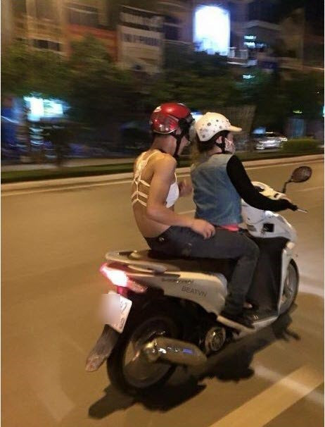 Kẻ bệnh hoạn mặc nội y nữ ra đường.