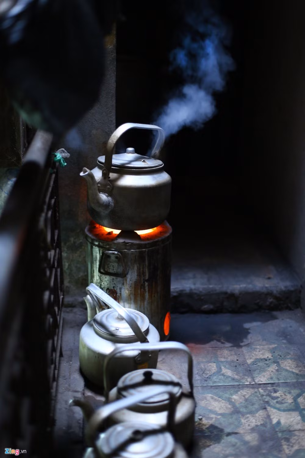 Mùa đông mang không khí trầm buồn. Bên trong bếp lửa đỏ hồng, còn ngoài trời sắc màu thường xám xịt. 