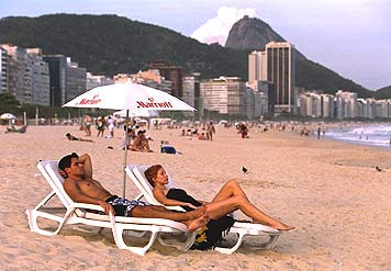 Rio de Janeiro, Brazil: Rio de Janeiro nổi tiếng với nhiều phụ nữ đẹp trên thế giới, nơi đây chính là thiên đường du lịch dành cho đàn ông độc thân. Khi bạn đến thành phố này, hãy nhớ nguyên tắc bất di bất dịch của Rio: Đi chơi trên bãi biển, hòa mình với người dân địa phương cho đến khi họ mời bạn đến một bữa tiệc.