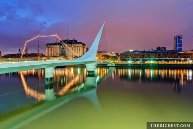 Buenos Aires, Argentina: Phụ nữ ở Buenos Aires nổi tiếng với vẻ đẹp quyến rũ. Thành phố sôi động này được mệnh danh là “Paris của Nam Mỹ”. Các câu lạc bộ âm nhạc là nơi lý tưởng để bạn gặp gỡ và làm quen với các cô gái. Đừng từ chối nếu họ đề nghị dạy bạn nhảy tango. Ngoài ra, Buenos Aires còn có nhiều bãi biển tuyệt đẹp. 