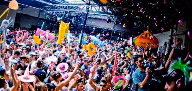 Barcelona, Tây Ban Nha: Barcelona sẽ có mọi thứ bạn cần, từ những bãi biển tuyệt đẹp đến nét văn hóa đặc sắc hay công trình lịch sử. Hơn nữa, Barcelona còn có nhiều câu lạc bộ đêm, vốn là một phần quan trọng trong hoạt động vui chơi thường nhật của người dân. Những người trẻ dĩ nhiên là người thích đến Barcelona nhất vì một khi tới đây ai cũng sẽ “cháy” hết mình. Thời điểm đẹp nhất để du lịch Barcelona là từ tháng 5 đến tháng 6 và tháng 9 đến tháng 10. 