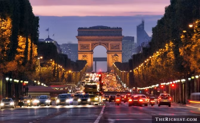 Pháp: Vương quốc của tình yêu và sự lãng mạn này không chỉ có những địa điểm tuyệt đẹp, các du khách độc thân còn có thể thư giãn và làm quen với các cô gái tuyệt vời ở nhiều hộp đêm sôi động.