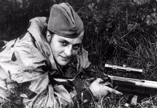 Tháng 6/1941, quân Đức quốc xã bất ngờ tấn công xâm lược Liên Xô. Bà Pavlichenko nhanh chóng đăng ký nhập ngũ nhưng ban đầu bị quân đội từ chối với lý do là nữ. Dù đưa ra giấy chứng nhận lính bắn tỉa và một huy hiệu xạ thủ xuất sắc từ DOSAAF nhưng quan chức quân sự vẫn đề nghị bà nên làm công việc y tá. Ảnh: Screengrab.