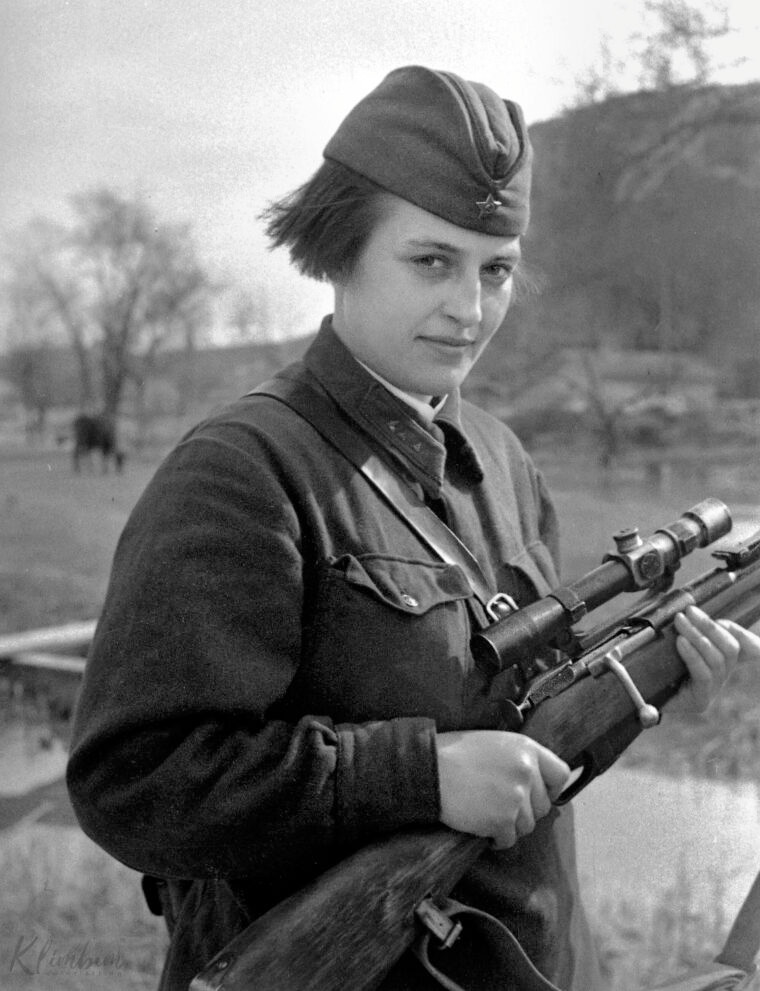 Bà Pavlichenko kiên quyết thuyết phục quan chức quân sự. Cuối cùng, Hồng quân Liên Xô đưa cho bà một khẩu súng trường và chỉ cho bà 2 người Romania làm việc cho quân Đức quốc xã cần phải tiêu diệt. Không chút do dự, bà bắn hạ cả hai và được chấp nhận vào Sư đoàn súng trường Chapayev số 25. Ảnh: warfarehistorynetwork.