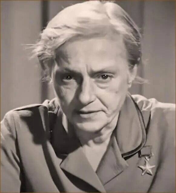 Quân Đức quốc xã dùng nhiều cách để tiêu diệt nữ xạ thủ Pavlichenko nhưng đều thất bại. Thậm chí, quân Đức còn dùng loa phóng thanh để dụ dỗ, hứa sẽ cho bà nhiều lợi ích nếu đào ngũ sang làm việc cho Hitler. Nữ xạ thủ Pavlichenko một lòng trung thành với Tổ quốc nên tiếp tục chiến đấu bảo vệ quê hương, góp phần đánh bại quân xâm lược. Ảnh: Soviet Television/YouTube.