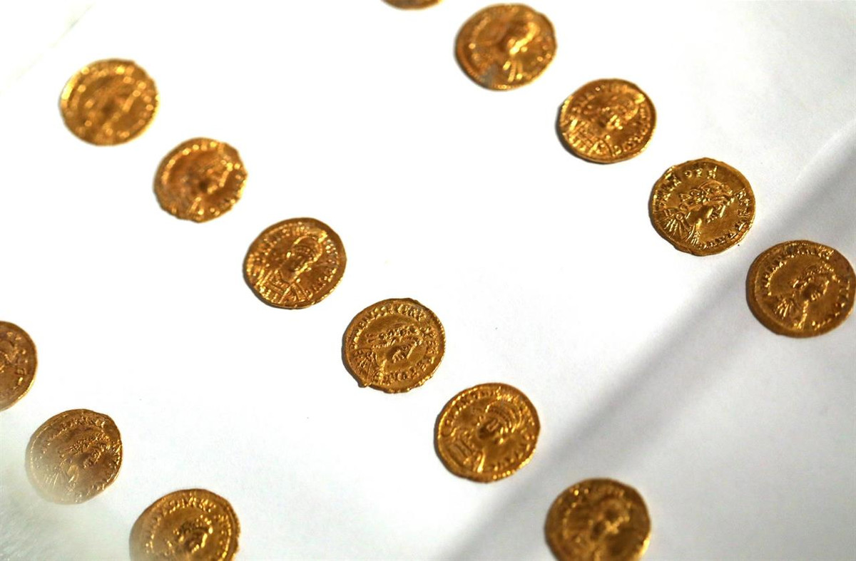 Nhóm chuyên gia đã tìm được khoảng 300 đồng tiền vàng trong chiếc bình và ước tính thời điểm chúng được đúc là vào khoảng năm 474 trước Công nguyên. Ảnh: thehistoryblog.