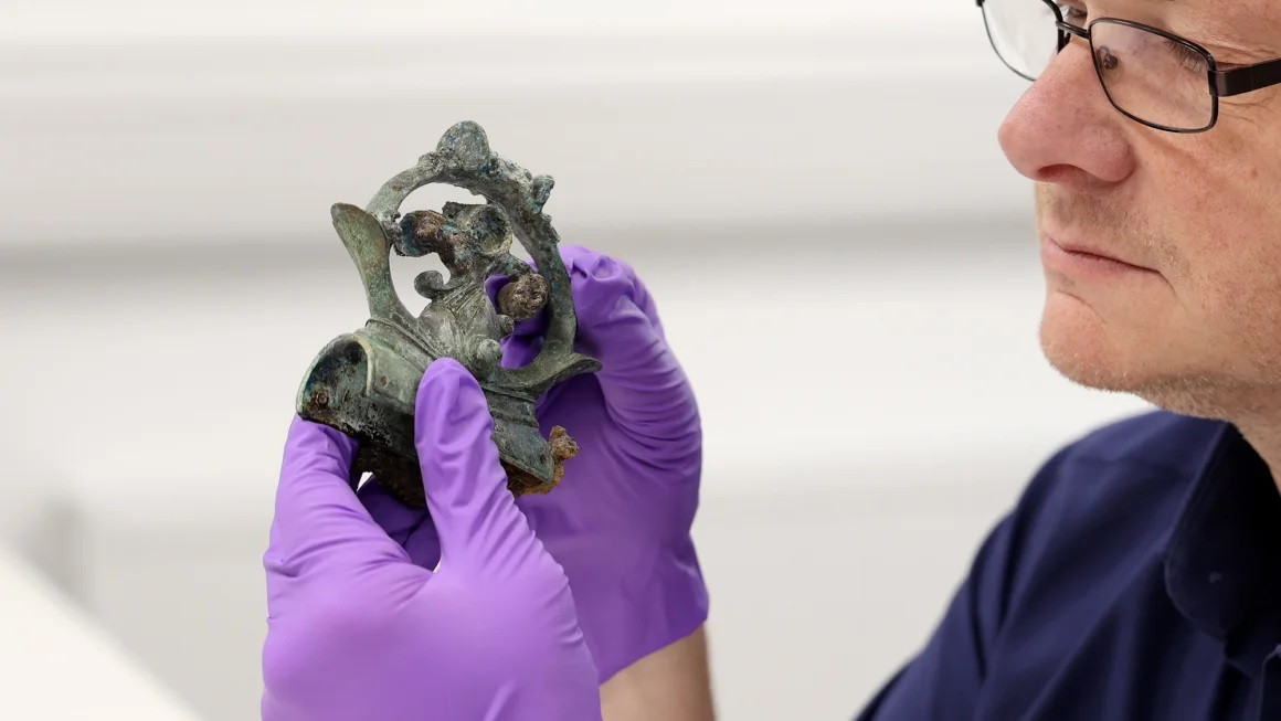 Nhờ đó, khi các chuyên gia tiến hành cuộc khai quật quy mô lớn và càng tìm thấy nhiều hiện vật hơn. Kết quả kiểm tra cho thấy nhiều hiện vật đã bị đốt cháy hoặc vỡ. Nhiều khả năng chúng được đặt trong một giàn hỏa táng dù chưa tìm thấy mảnh hài cốt người nào tại địa điểm này. Ảnh: Durham University.