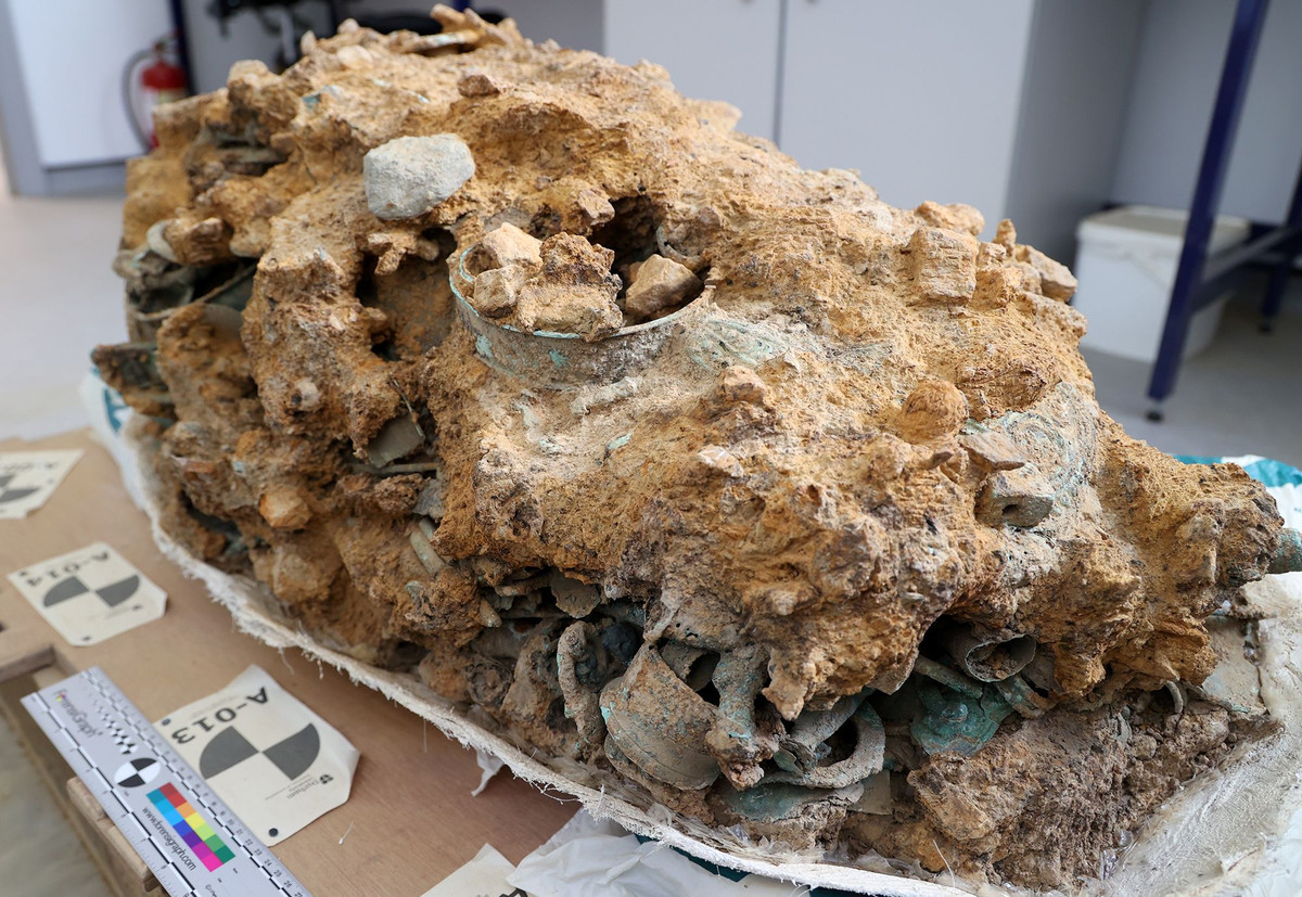 Trong số hơn 800 hiện vật được tìm thấy có một cái vạc, bát pha rượu, đồ cưỡi ngựa, các bộ phận của xe ngựa, một chiếc gương sắt lớn, mũi giáo sắt dùng trong nghi lễ. Ảnh: durham.ac.uk.