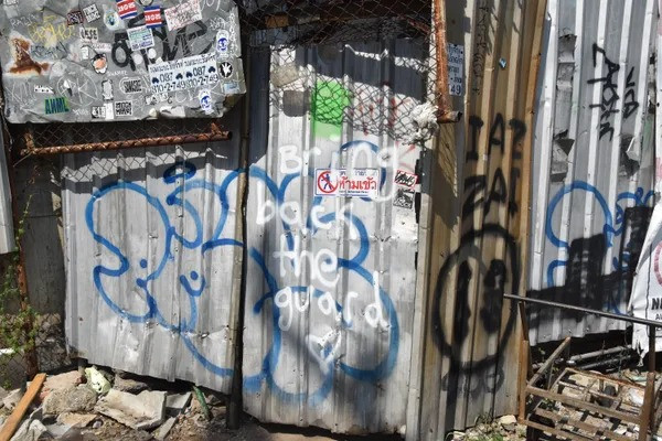 Vào năm 2014, giới chức trách cấm mọi người leo lên "tháp ma" Sathorn Unique do lo ngại về an toàn.