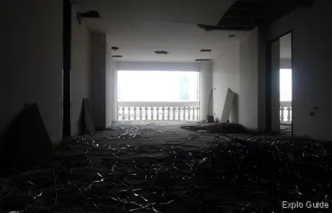 Ngoài ra, vào năm 2014, một du khách người Thụy Điển được phát hiện treo cổ trên tầng 43 của "tháp ma" Sathorn Unique. Điều này khiến công trình càng trở nên kỳ bí, rùng rợn, thu hút sự hiếu kỳ của một số người.