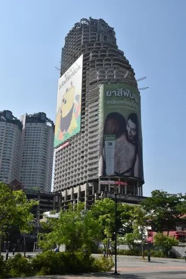 "Tháp ma" Sathorn Unique thuộc sở hữu của công ty Sathorn Unique và có từ năm 1990. Công trình này được xây dựng với mục tiêu trở thành tòa tháp chung cư cao cấp gồm 47 tầng với 600 căn hộ.