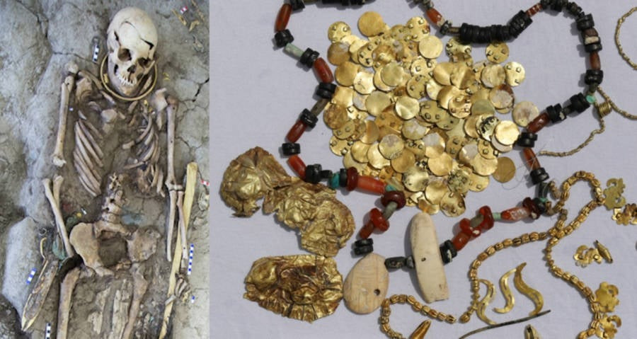 Hai thiếu niên đều mặc trang phục được trang trí cầu kỳ với kỹ thuật tinh xảo bằng hạt vàng. Ảnh: Zainolla Samashev.