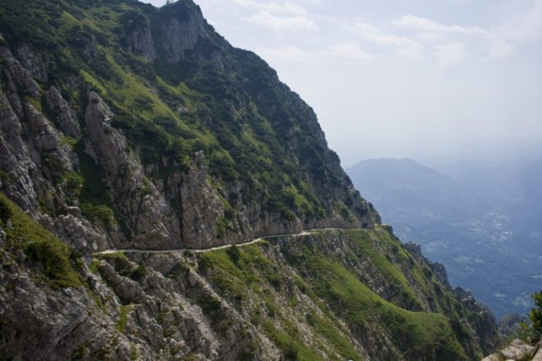 Đường Pasubio ở Italy là một con đường cực kỳ hẹp chạy men theo vách núi cao. Tài xế mỗi lần di chuyển trên cung đường này đều phải tỉnh táo để không mắc sai lầm. Ảnh: adventurebikerider.