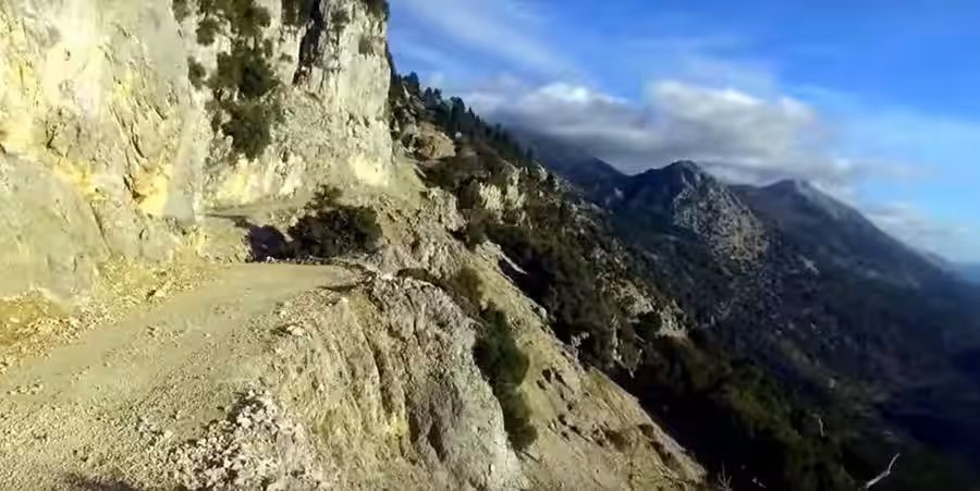 Những tài xế dày dặn kinh nghiệm mới có đủ can đảm để lái xe qua con đường Patiopoulo-Perdikaki ở Hy Lạp. Ảnh: dangerousroads.