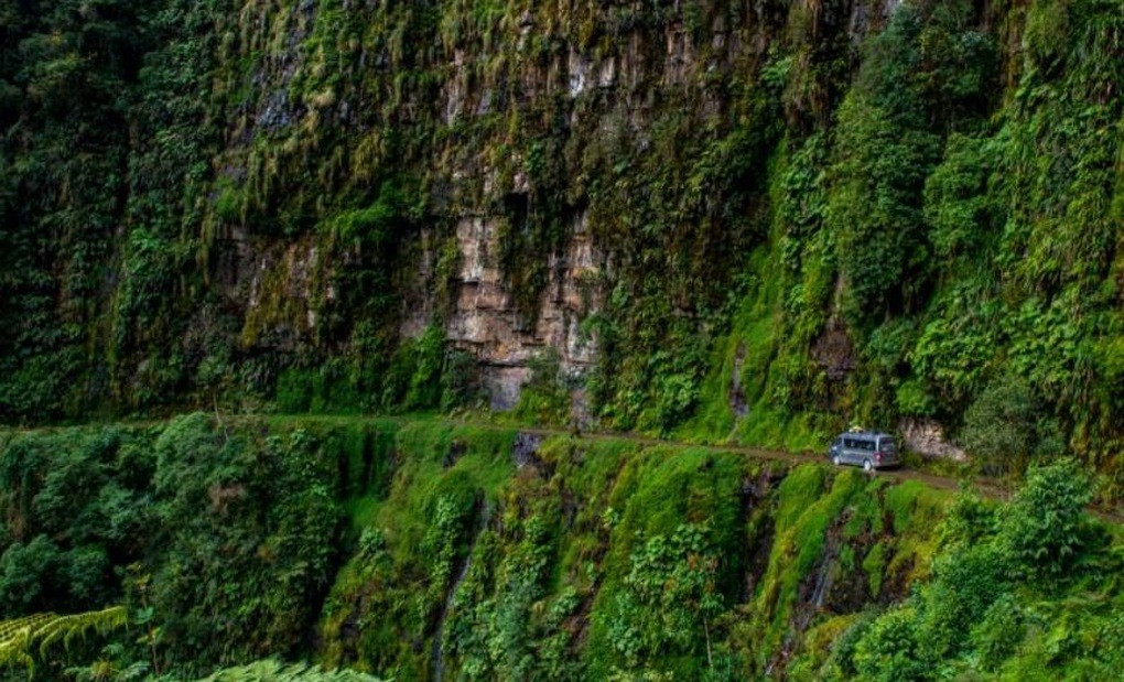 Đường North Yungas ở Bolivia là một trong những cung đường "tử thần" nổi tiếng thế giới. Tuyến đường dài 69 km kết nối thủ đô La Paz với thị trấn Coroico khiến nhiều tài xế phải tập trung tinh thần do mặt đường không rộng quá 3,5m với nhiều đoạn quanh co, khúc khủyu, cua tay áo. Ảnh: Discovery.
