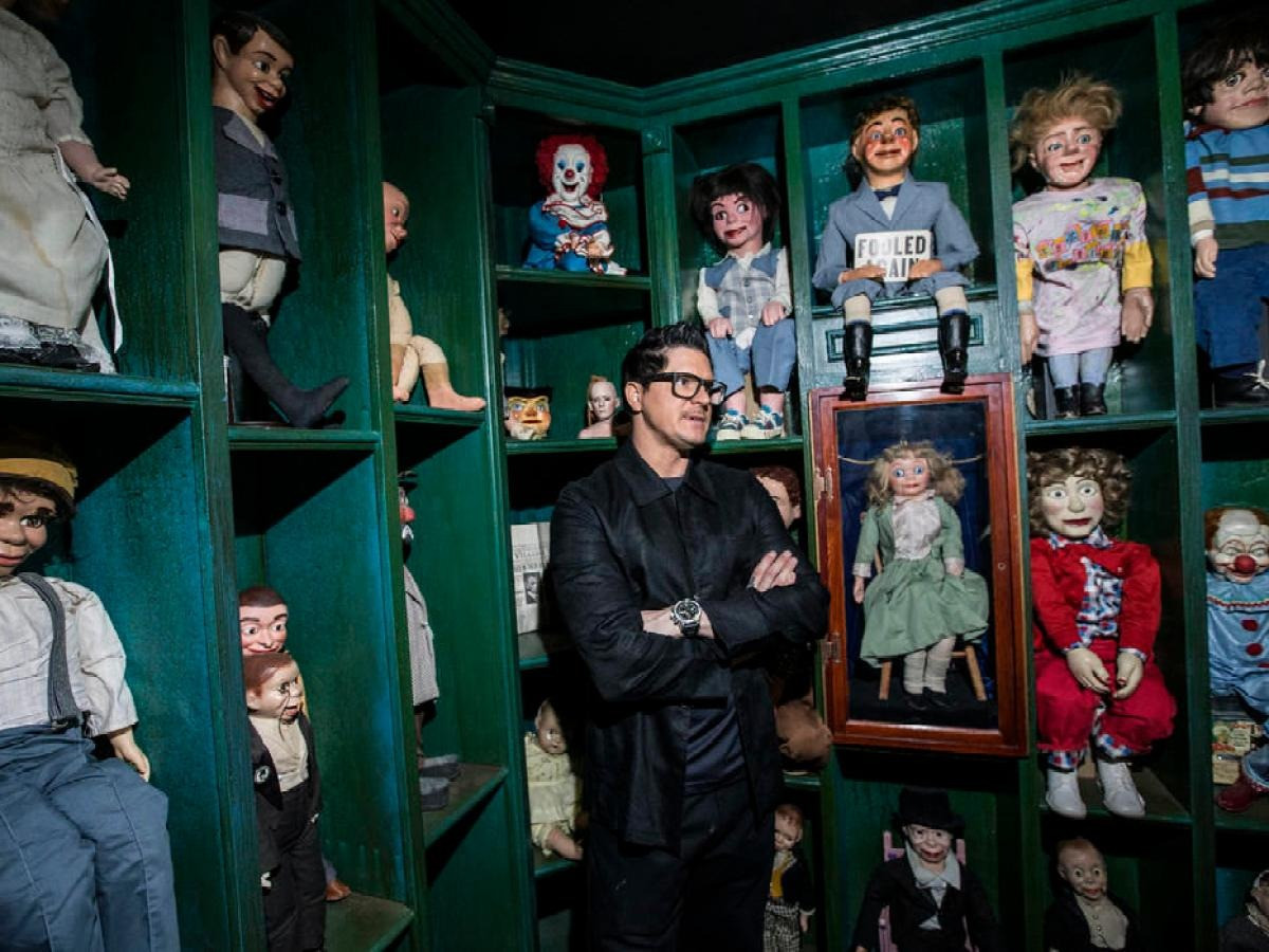 Nam diễn viên người Mỹ Zak Bagans nổi tiếng với loạt chương trình về chủ đề siêu nhiên trên kênh truyền hình du lịch. Ngoài ra, ông còn được nhiều người biết đến khi mở Bảo tàng Ma ám ở Las Vegas trưng bày nhiều hiện vật bị đồn "ma ám".