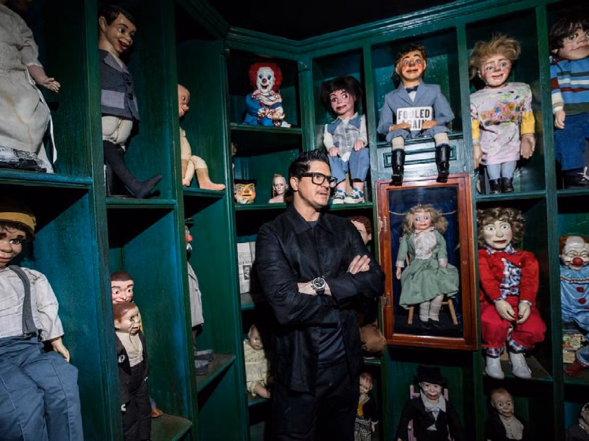 Nam diễn viên người Mỹ Zak Bagans nổi tiếng với loạt chương trình về chủ đề siêu nhiên trên kênh truyền hình du lịch. Ngoài ra, ông còn được nhiều người biết đến khi mở Bảo tàng Ma ám ở Las Vegas trưng bày nhiều hiện vật bị đồn "ma ám".